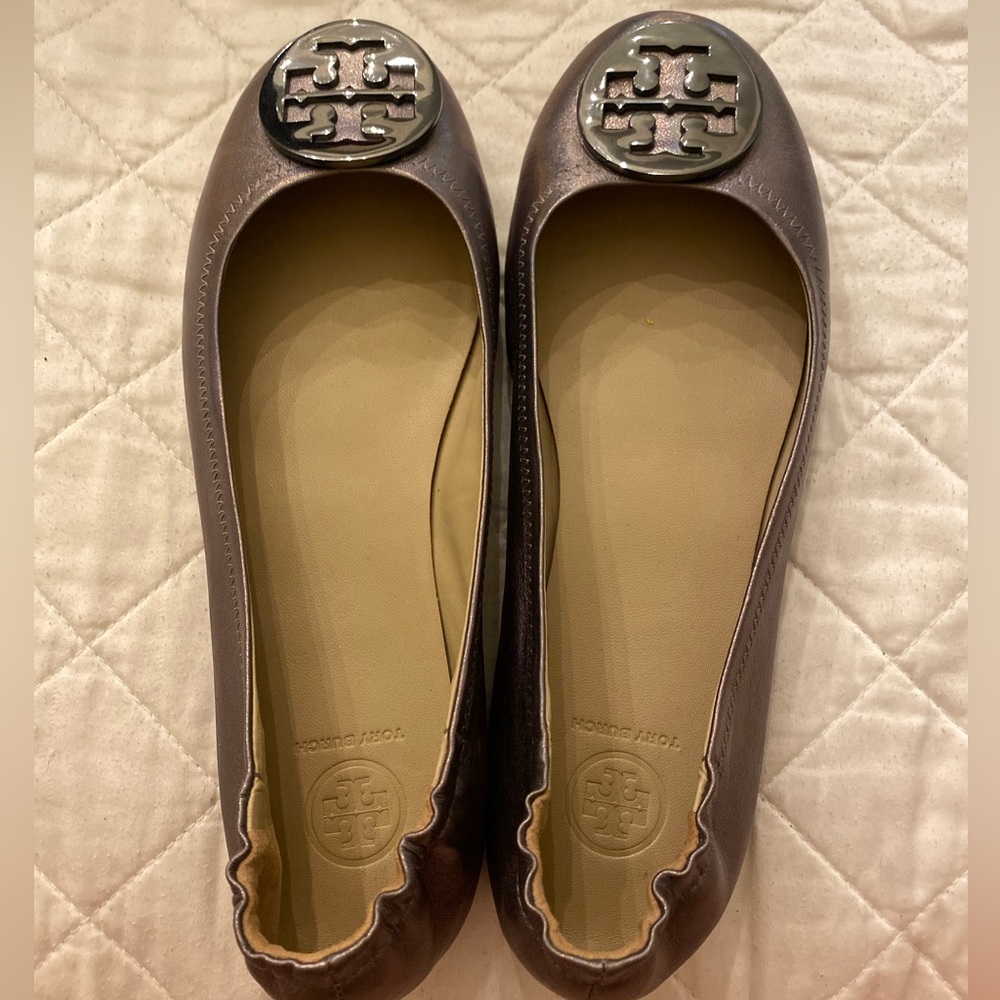 Tory Burch flats size 9, never worn. Gray with an iridescent look.